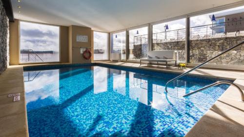 Imagen de la piscina del Hotel Radisson Colonia Del Sacramento. Foto 10