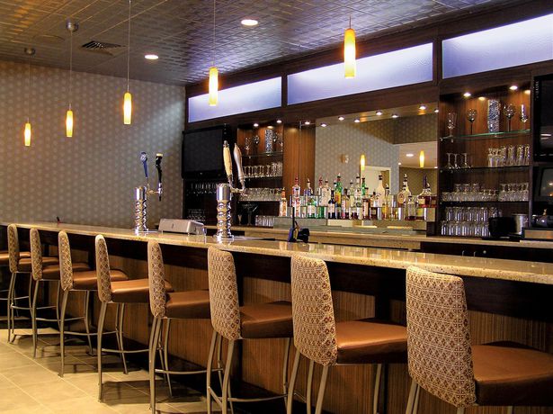 Imagen del bar/restaurante del Hotel Radisson Freehold. Foto 3