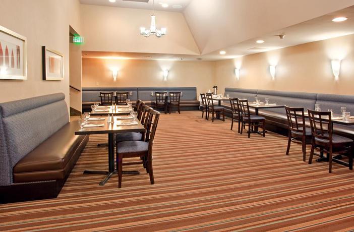 Imagen del bar/restaurante del Hotel Radisson Fresno Conference Center. Foto 2