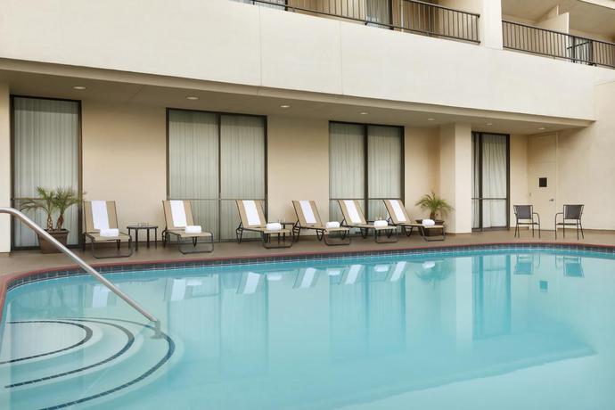 Imagen de la piscina del Hotel Radisson Fresno Conference Center. Foto 7