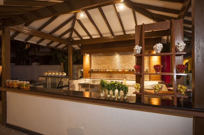 Imagen del bar/restaurante del Hotel Radisson Goa Candolim. Foto 3