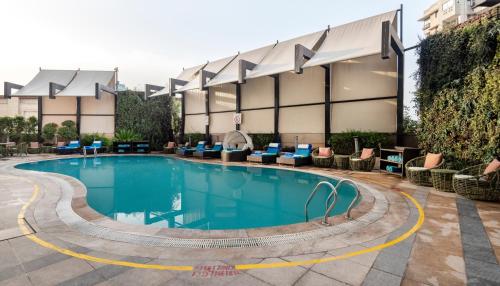 Imagen de la piscina del Hotel Radisson Gurugram Sohna Road City Center. Foto 8