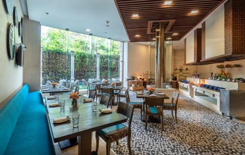 Imagen del bar/restaurante del Hotel Radisson Gurugram Sohna Road City Center. Foto 3