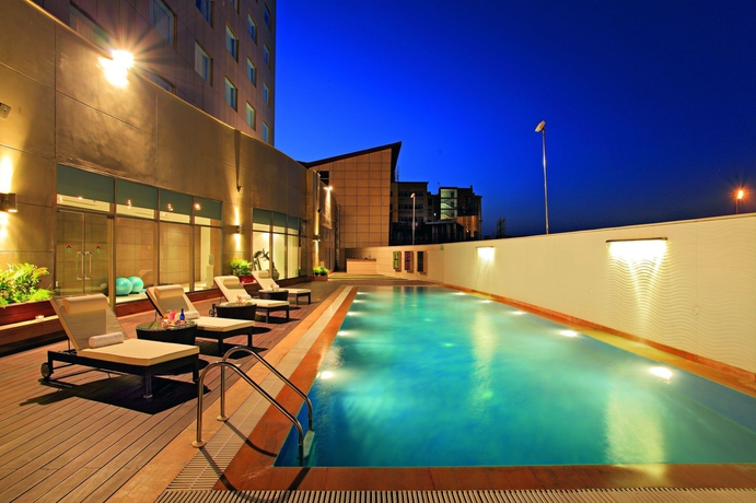 Imagen de la piscina del Hotel Radisson Gurugram Udyog Vihar. Foto 15