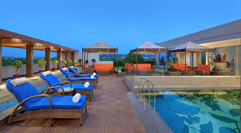 Imagen de la piscina del Hotel Radisson Gwalior. Foto 19
