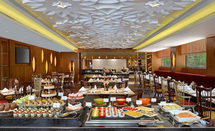 Imagen del bar/restaurante del Hotel Radisson Gwalior. Foto 2