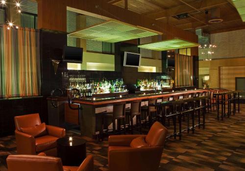 Imagen del bar/restaurante del Hotel Radisson Hauppauge-long Island. Foto 8