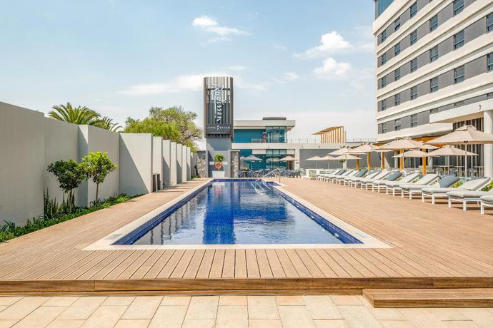 Imagen de la piscina del Hotel Radisson Hotel & Convention Centre, Johannesburg, O.R. Tambo Airport. Foto 12