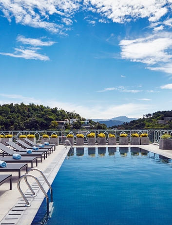 Imagen de la piscina del Hotel Radisson Kandy. Foto 16