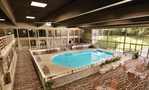 Imagen de la piscina del Hotel Radisson Louisville North. Foto 20