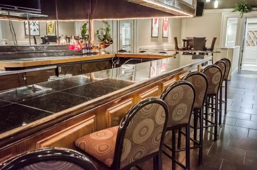 Imagen del bar/restaurante del Hotel Radisson Louisville North. Foto 9