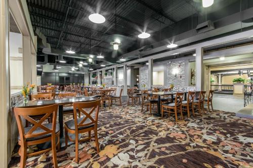 Imagen del bar/restaurante del Hotel Radisson Louisville North. Foto 10