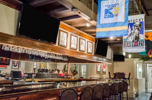 Imagen del bar/restaurante del Hotel Radisson Louisville North. Foto 11
