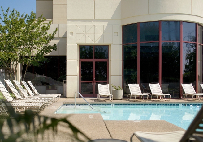 Imagen de la piscina del Hotel Radisson Memphis University. Foto 16