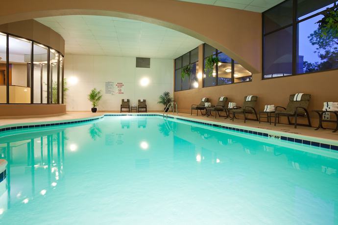 Imagen de la piscina del Hotel Radisson Milwaukee West. Foto 19