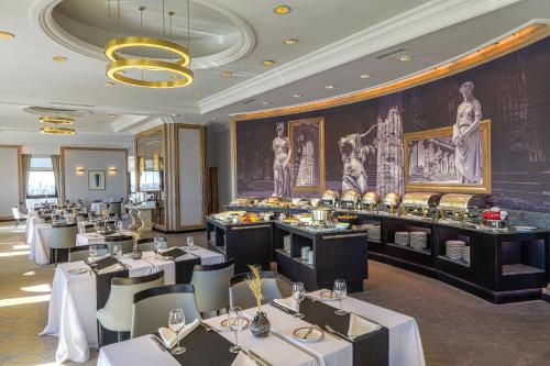 Imagen del bar/restaurante del Hotel Radisson Montevideo Victoria Plaza. Foto 3