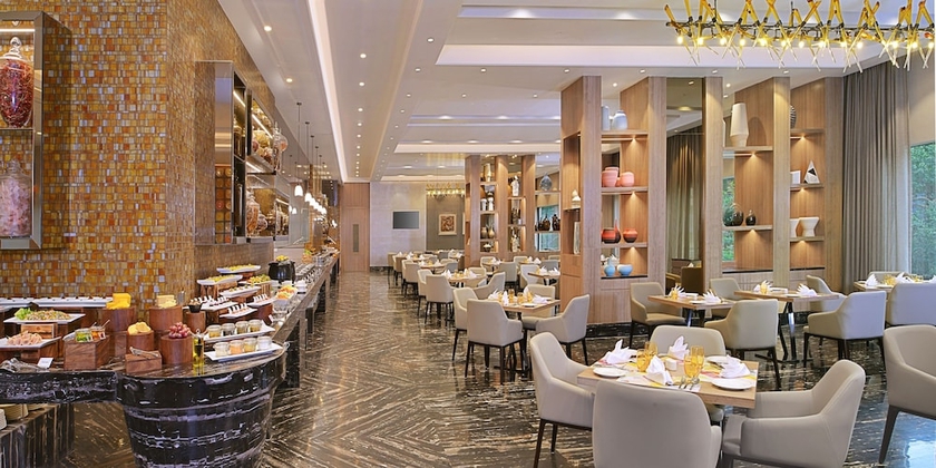 Imagen del bar/restaurante del Hotel Radisson Mumbai Andheri Midc. Foto 7