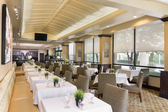 Imagen del bar/restaurante del Hotel Radisson Nashville Airport. Foto 2
