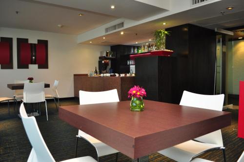 Imagen del bar/restaurante del Hotel Radisson Paraiso Mexico City. Foto 9