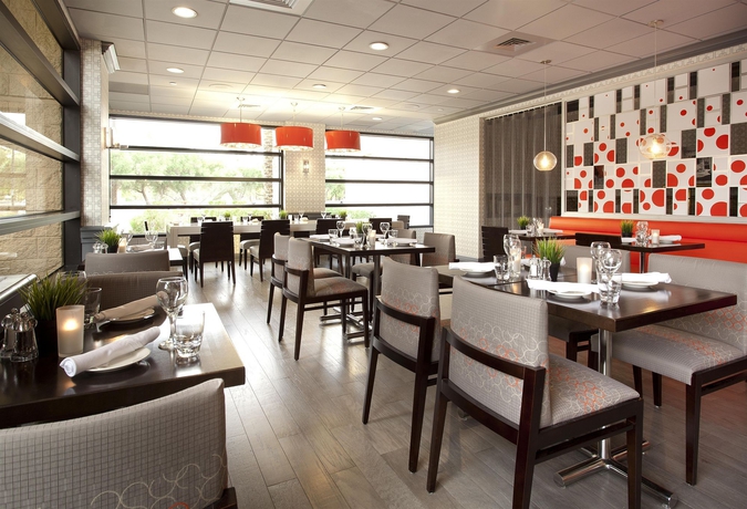 Imagen del bar/restaurante del Hotel Radisson Phoenix Airport. Foto 3