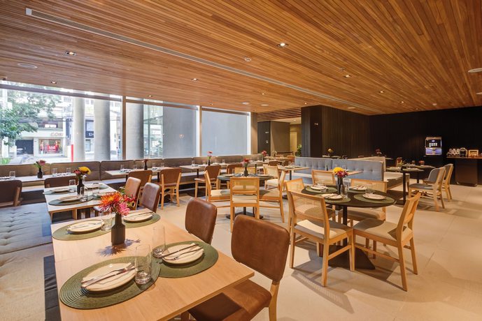 Imagen del bar/restaurante del Hotel Radisson Pinheiros. Foto 2