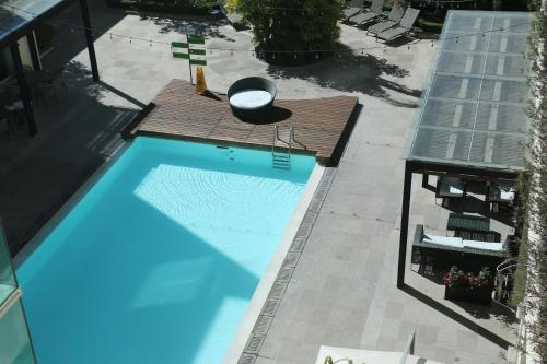 Imagen de la piscina del Hotel Radisson Poliforum Plaza. Foto 20