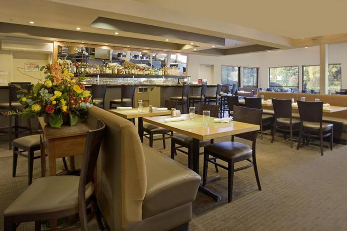 Imagen del bar/restaurante del Hotel Radisson Portland Airport. Foto 4