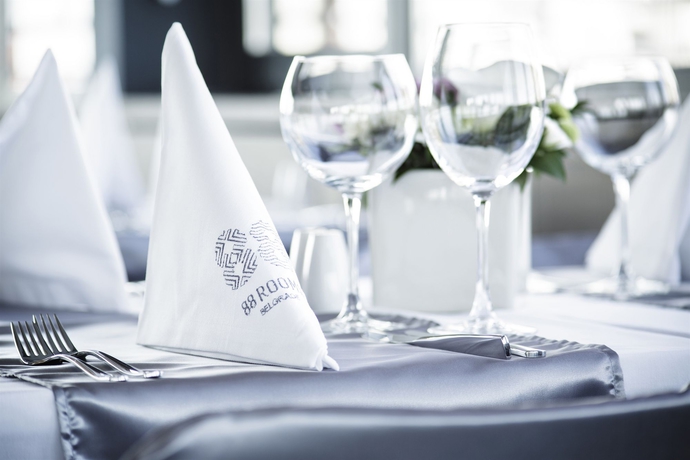 Imagen del bar/restaurante del Hotel Radisson RED Belgrade. Foto 2