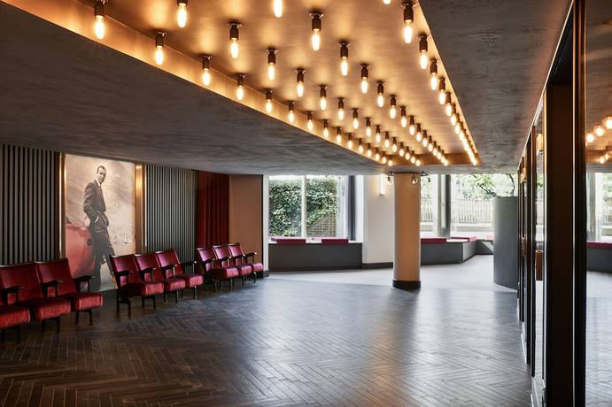 Imagen de los interiores del Hotel Radisson RED Hotel London Heathrow. Foto 12