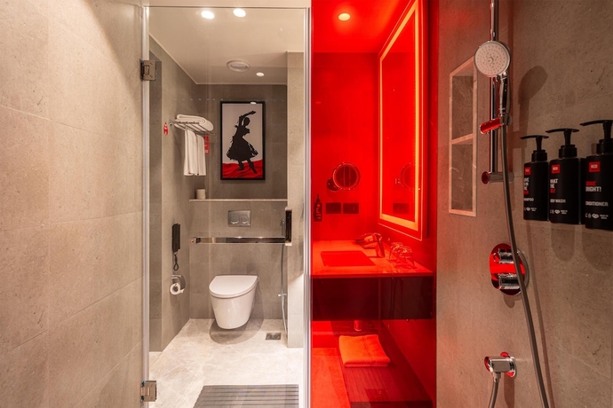 Imagen de la habitación del Hotel Radisson RED Indore. Foto 9