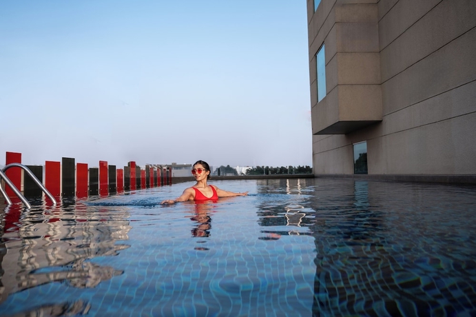 Imagen de la piscina del Hotel Radisson RED Indore. Foto 16