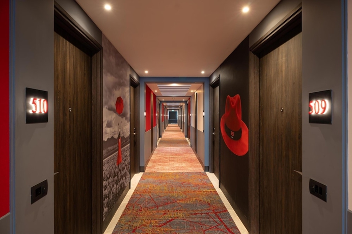 Imagen de los interiores del Hotel Radisson RED Indore. Foto 15