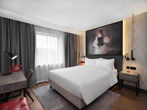 Imagen de la habitación del Hotel Radisson RED London Gatwick Airport. Foto 8