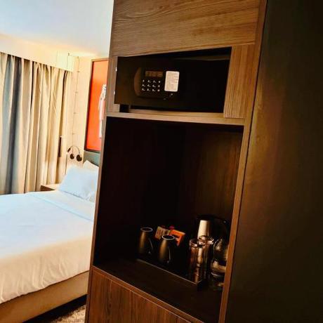 Imagen de la habitación del Hotel Radisson RED London Gatwick Airport. Foto 15