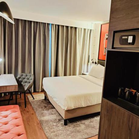 Imagen de la habitación del Hotel Radisson RED London Gatwick Airport. Foto 19