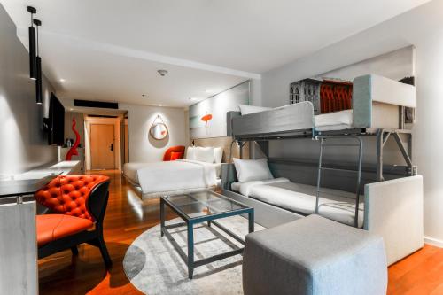 Imagen de la habitación del Hotel Radisson RED Phuket Patong Beach. Foto 8