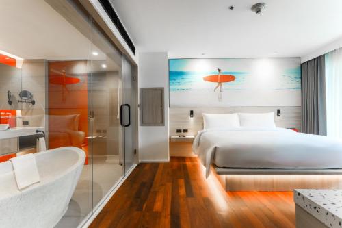 Imagen de la habitación del Hotel Radisson RED Phuket Patong Beach. Foto 9