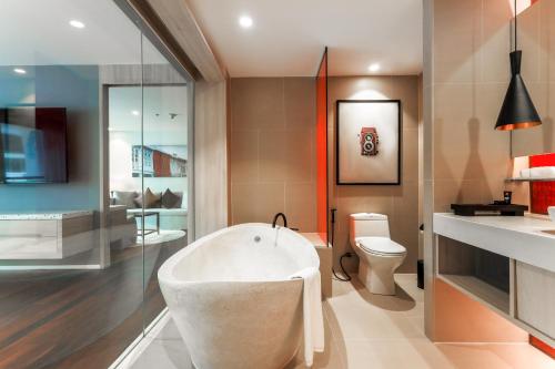 Imagen de la habitación del Hotel Radisson RED Phuket Patong Beach. Foto 16