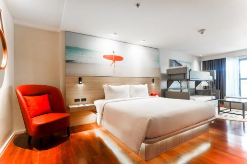 Imagen de la habitación del Hotel Radisson RED Phuket Patong Beach. Foto 17
