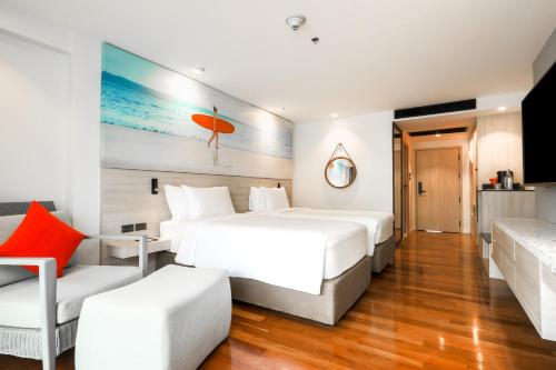 Imagen de la habitación del Hotel Radisson RED Phuket Patong Beach. Foto 18