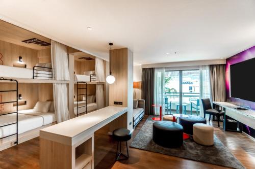 Imagen de la habitación del Hotel Radisson RED Phuket Patong Beach. Foto 19