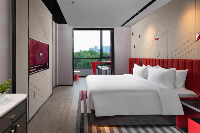 Imagen de la habitación del Hotel Radisson Red Beijing Universal Resort. Foto 12