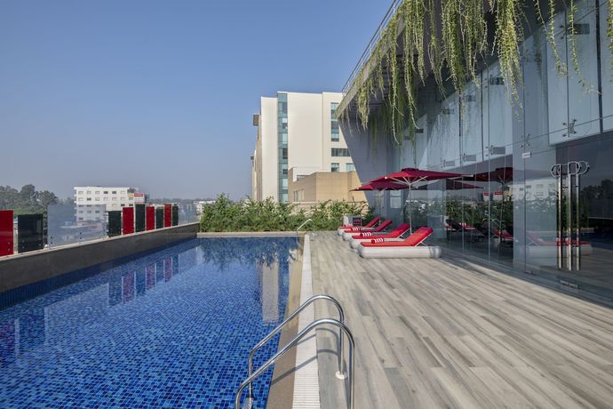 Imagen de la piscina del Hotel Radisson Red Chandigarh Mohali. Foto 12