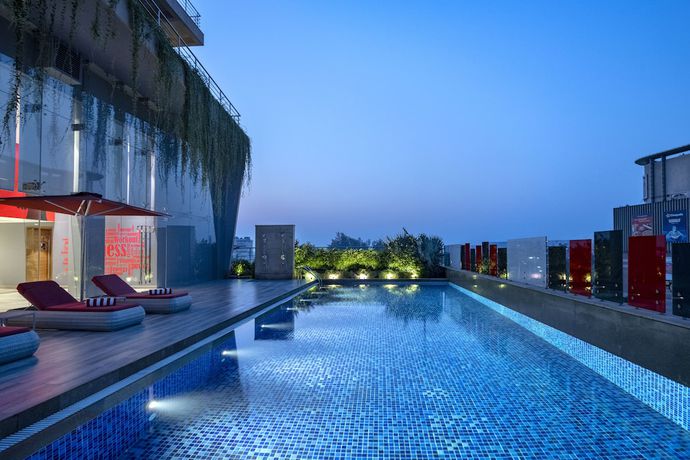 Imagen de la piscina del Hotel Radisson Red Chandigarh Mohali. Foto 13