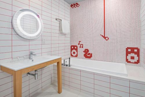 Imagen de la habitación del Hotel Radisson Red Dubai Silicon Oasis. Foto 20