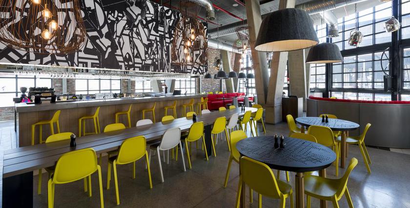 Imagen del bar/restaurante del Hotel Radisson Red VandA Waterfront. Foto 4