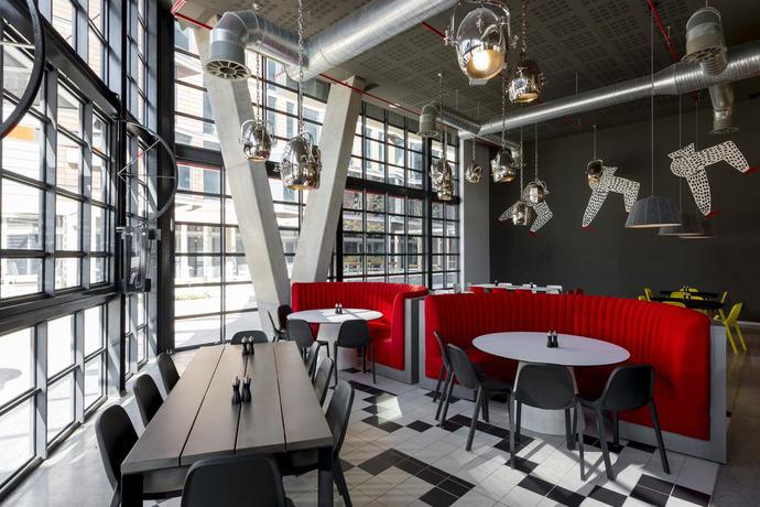 Imagen del bar/restaurante del Hotel Radisson Red VandA Waterfront. Foto 5