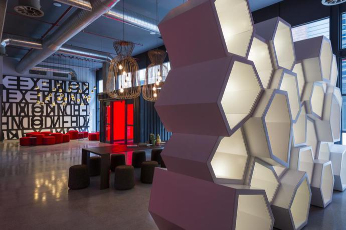 Imagen de los interiores del Hotel Radisson Red VandA Waterfront. Foto 13