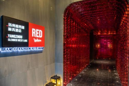 Imagen general del Hotel Radisson Red Yangzhou Slender West Lake. Foto 10