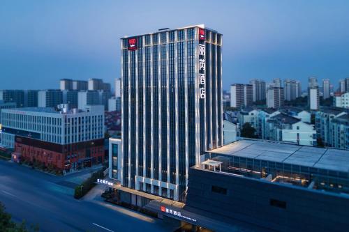 Imagen general del Hotel Radisson Red Yangzhou Slender West Lake. Foto 11